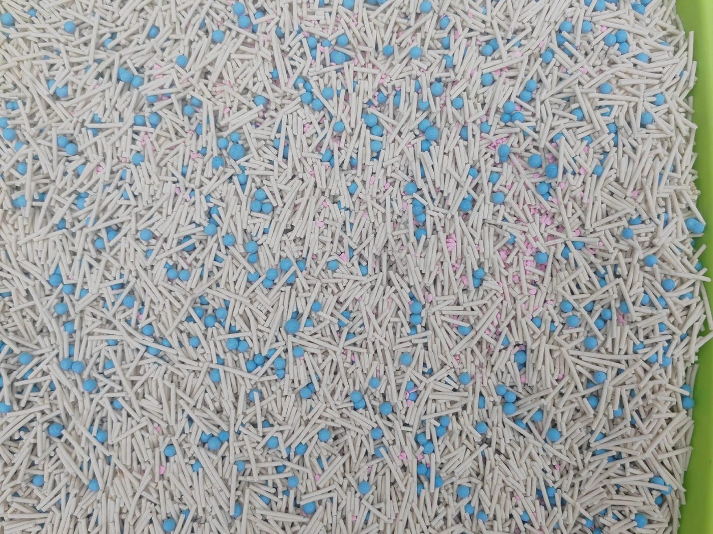 Mixed plant-fibre cat litter with odour beads